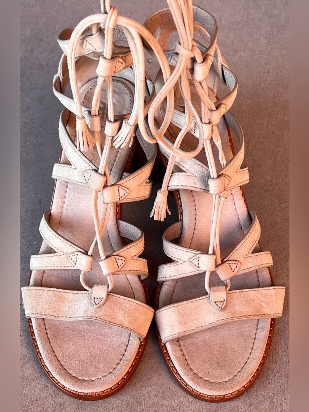 FRYE Brielle Suede Gladiator Sandals Lace Up Tassel Block Heel Beige Size 8